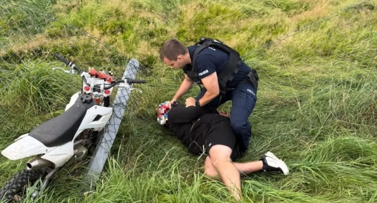 21-LATEK UCIEKAŁ NA CROSSIE PRZED POLICJANTAMI. POŚCIG ZAKOŃCZYŁ SIĘ NA OGRODZENIU