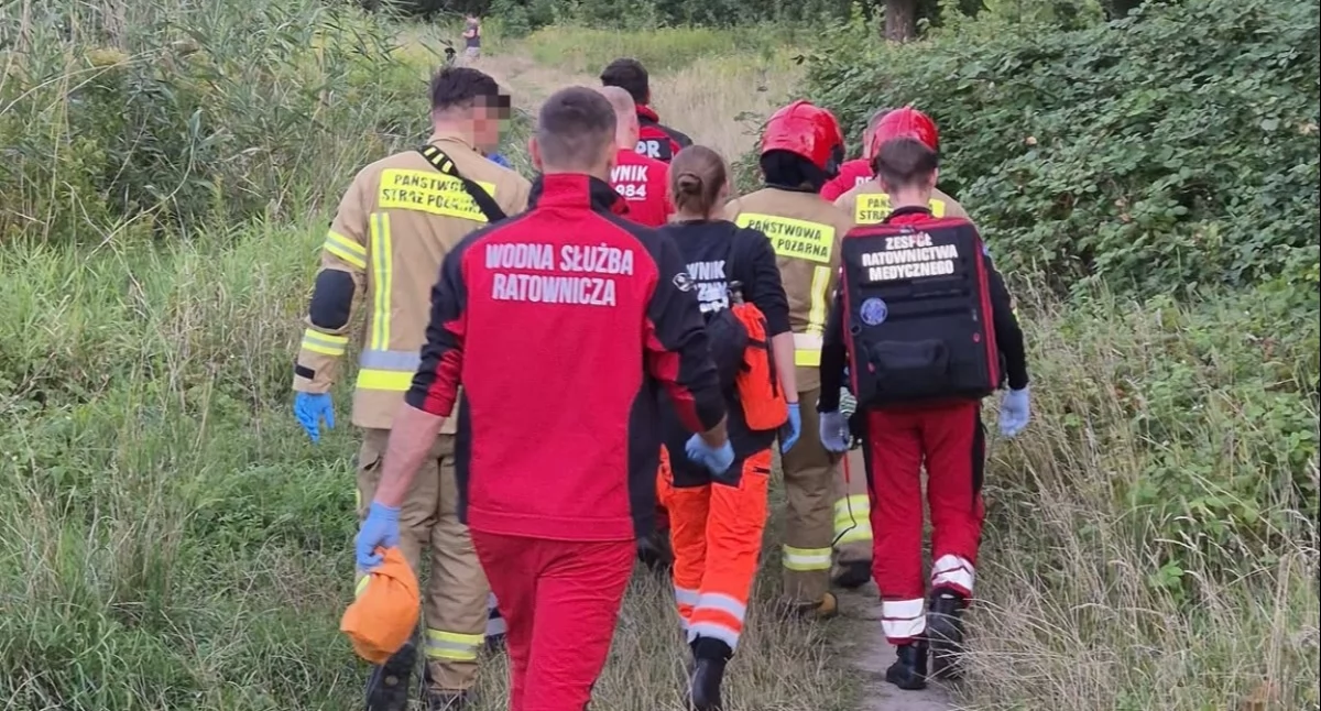 Nieprzytomna kobieta odnaleziona w krzakach nad Odrą. W ostatniej chwili dotarli do niej ratownicy
