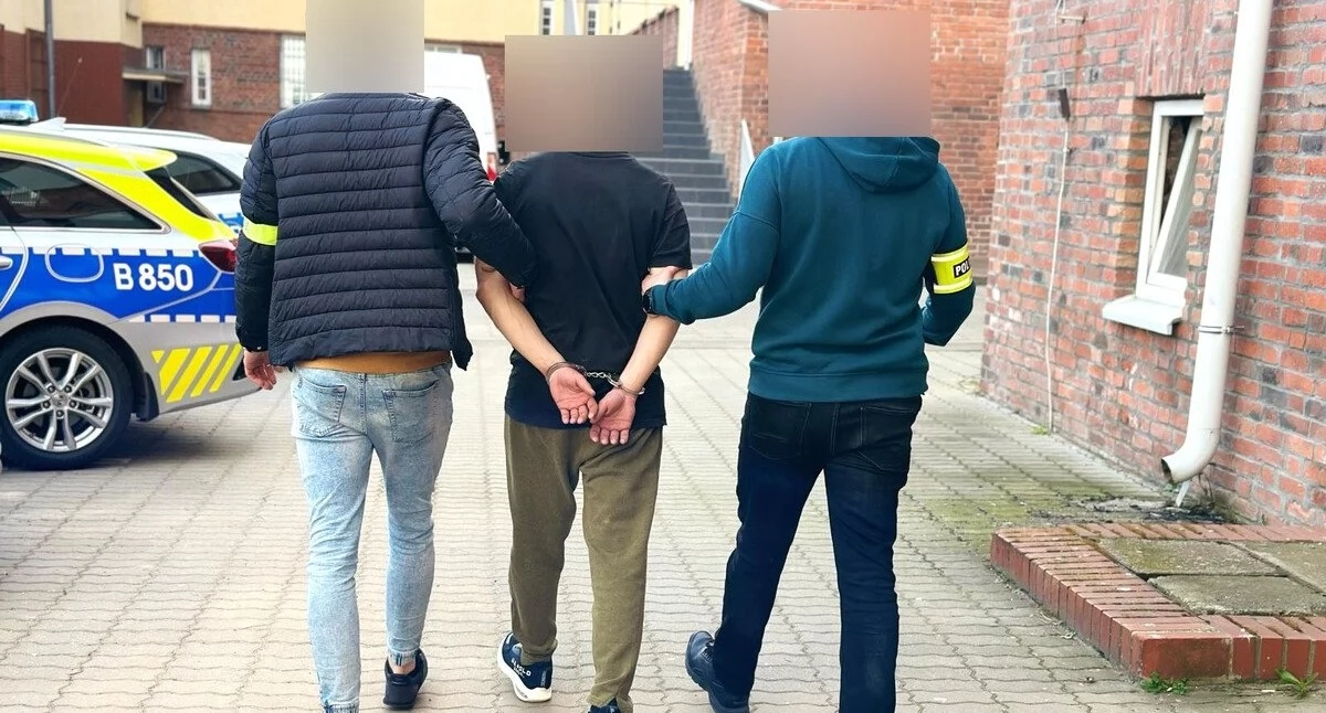 Bił 17-latka po twarzy i chciał zabrać mu okulary. Kobieta stanęła w jego obronie – wtedy zaatakował także ją