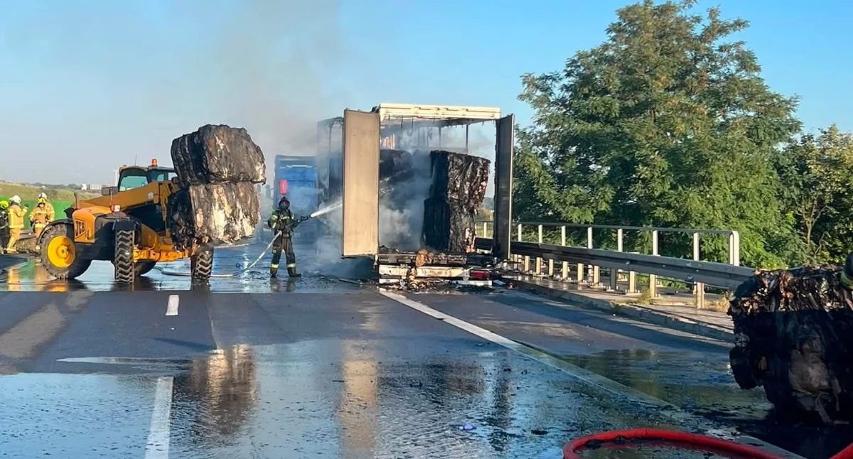 Pożar naczepy na A4. Płonęła sprasowana makulatura, autostrada zablokowana w stronę Legnicy
