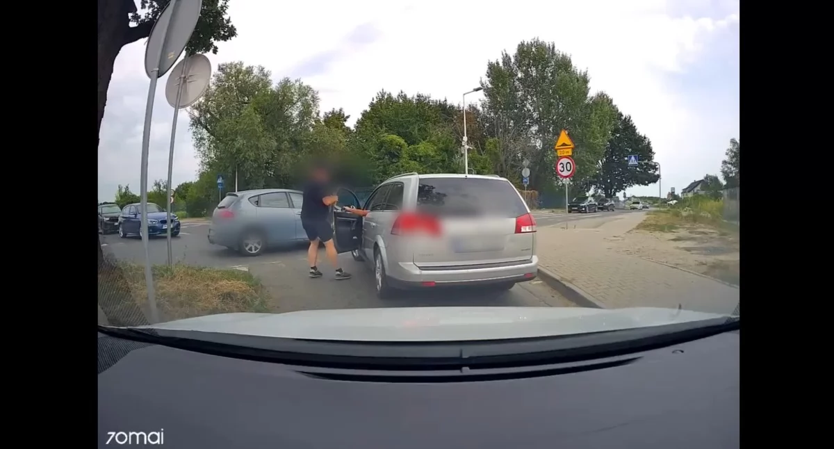 Policjant po służbie zatrzymał pijanego kierowcę. Ten próbował odzyskać kluczyki. Miał prawie 3 promile