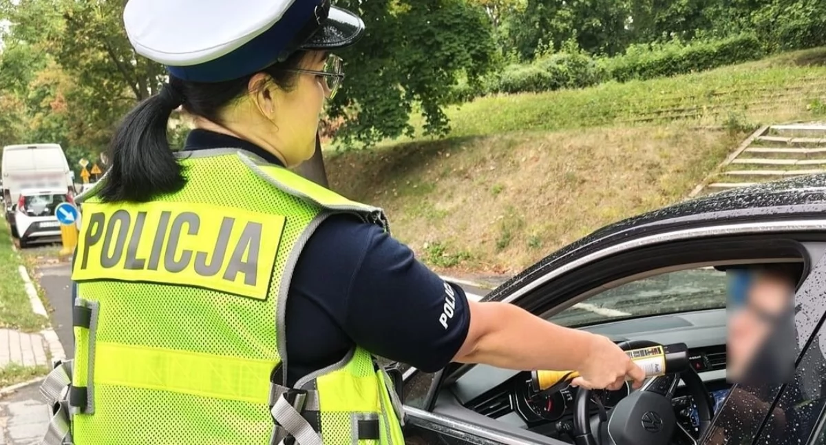 Jechał slalomem i zjeżdżał na przeciwległy pas. Policjant po służbie zatrzymał nietrzeźwego kierowcę