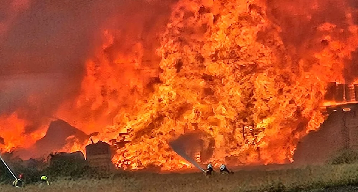 Potężny pożar składu palet w Tyńcu Małym. W akcji 94 strażaków