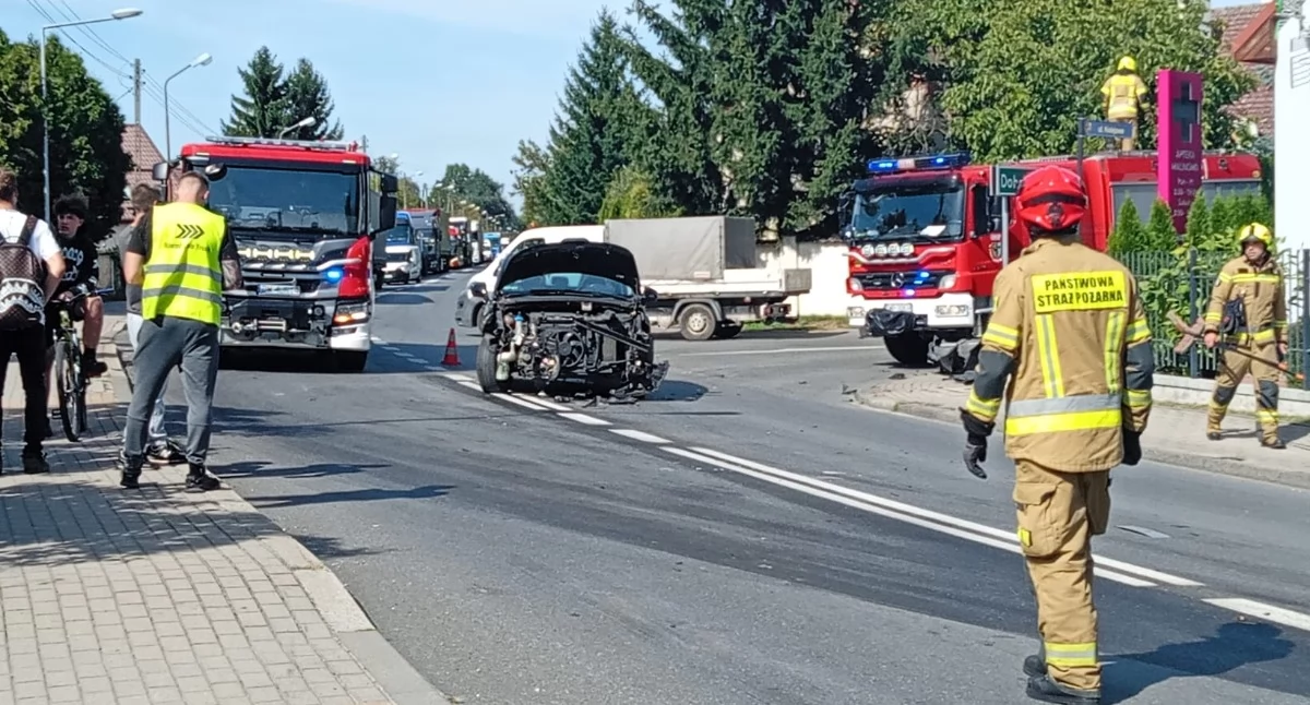 KOLIZJA I WYCIEK PALIWA. Około 800 litrów w zbiorniku ciężarówki. Droga całkowicie zablokowana