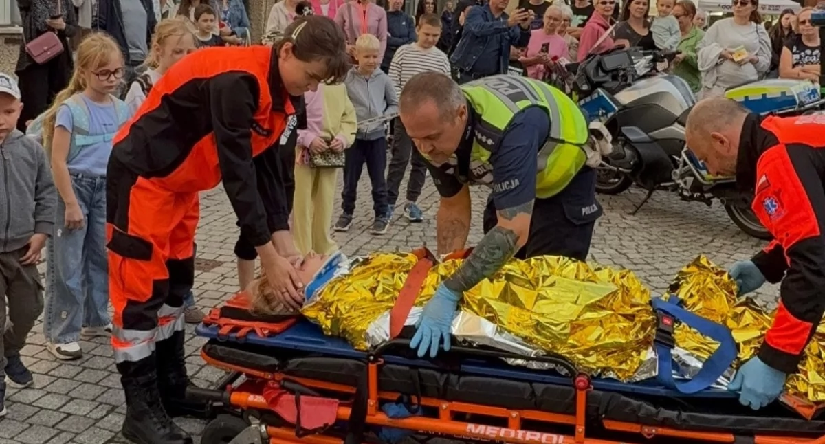 Nietrzeźwy kierowca potrącił pieszą w centrum Legnicy. Na szczęście to był tylko scenariusz ćwiczeń