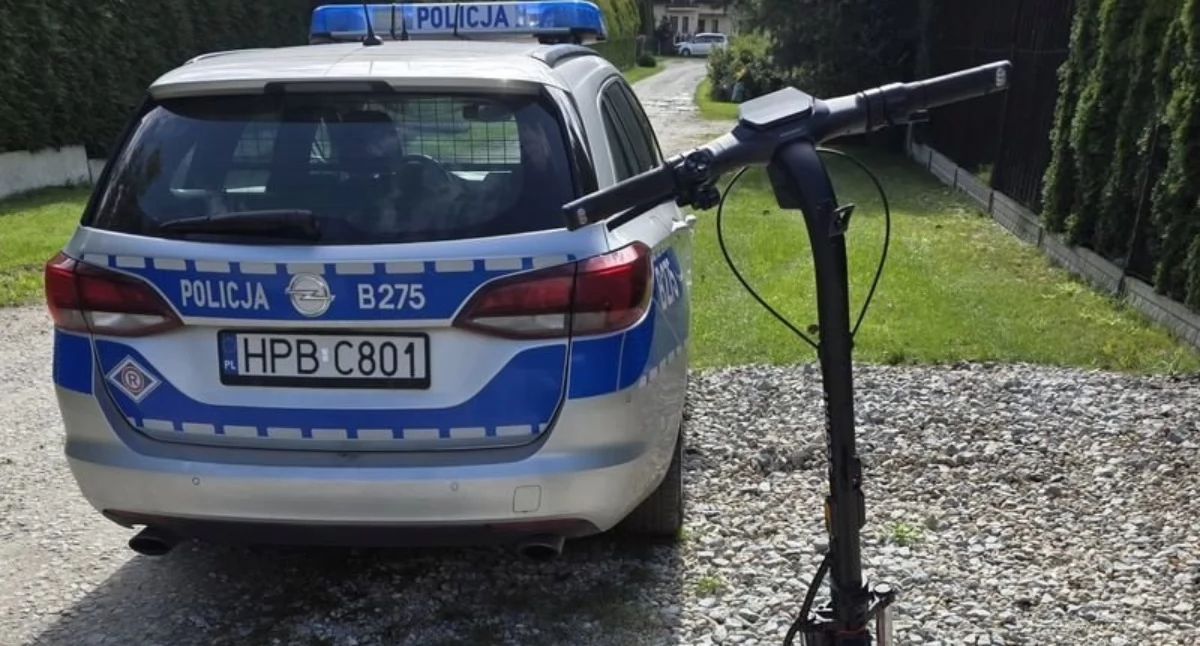 17-latek uciekał policjantom na hulajnodze. Wiózł kolegę, potem ruszył do ucieczki