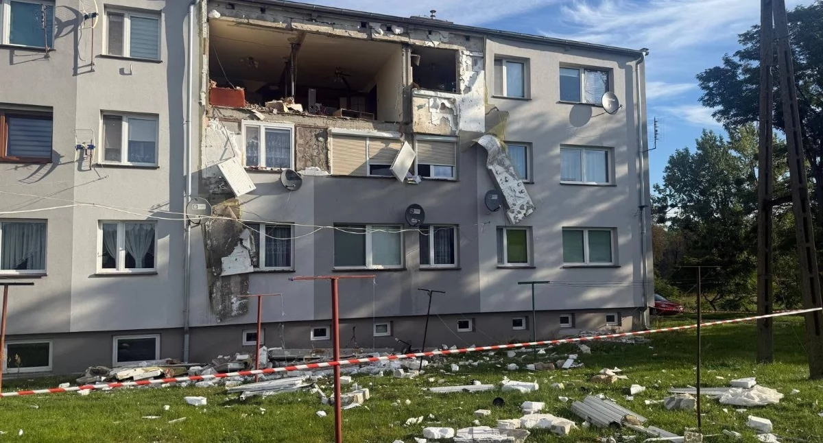 Wybuch gazu w bloku w Głębowicach. Jedna osoba trafiła do szpitala śmigłowcem LPR