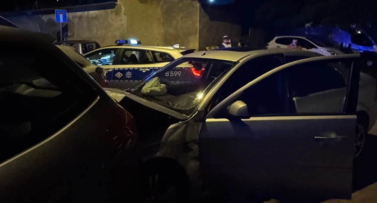 Policyjny pościg ulicami Jeleniej Góry. Kierowca uderzył w dwa zaparkowane auta