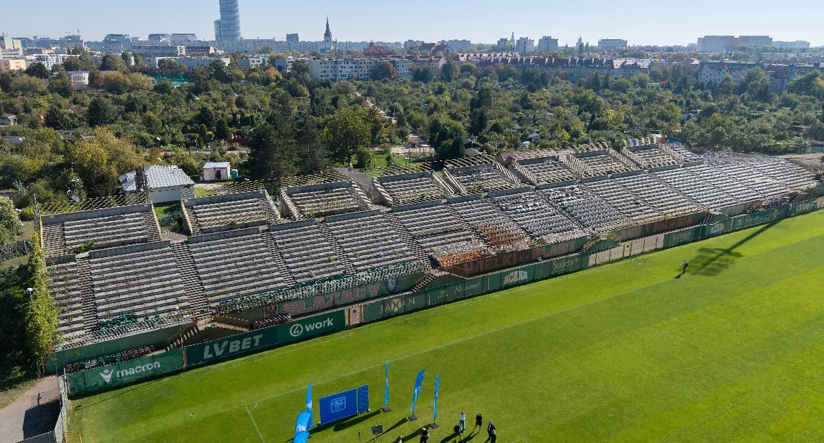Oporowska 62 się zmienia. Znika trybuna, będzie większe boisko. Ważne zmiany na stadionie Śląska Wrocław