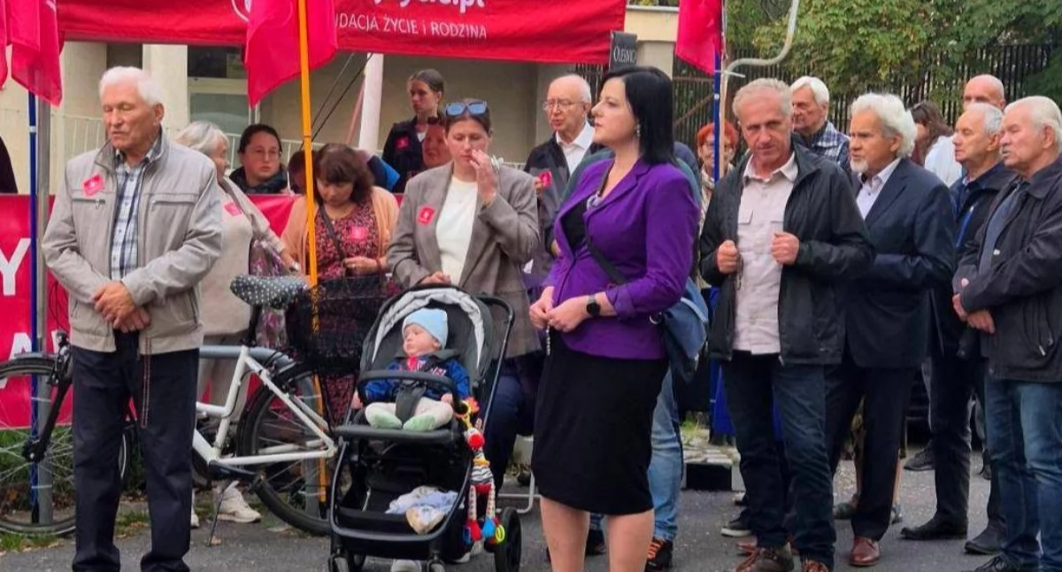 Seniorzy pod porodówką chcą decydować o aborcji. Drastyczne banery i protesty Kai Godek dzielą Wrocław