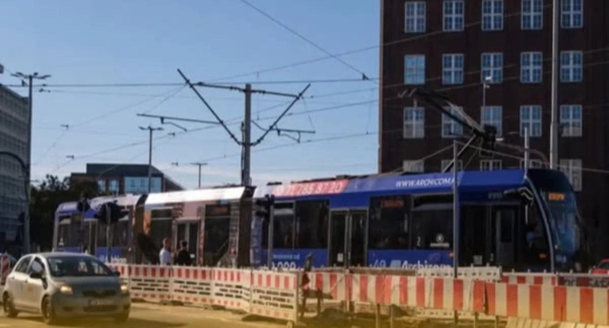 Zmiany w komunikacji we Wrocławiu. Cztery linie wracają na trasy, rano doszło do awarii