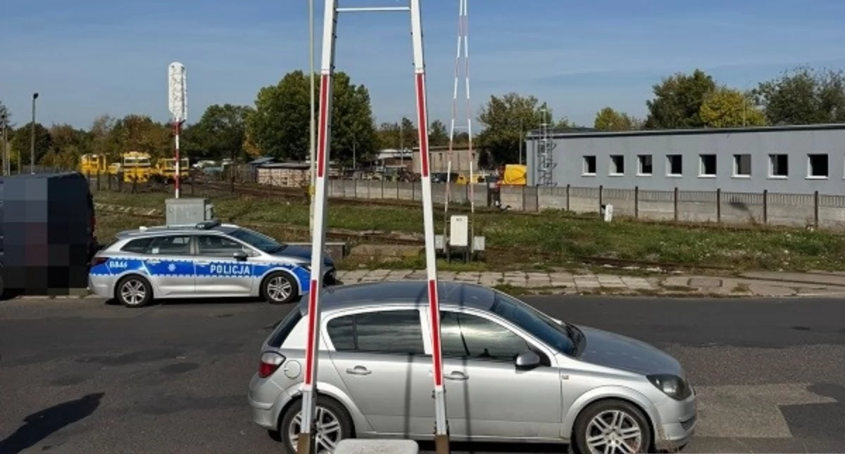 Zostawiła samochód pod rogatkami i pobiegła na pociąg. Teraz zapłaci za swój pośpiech
