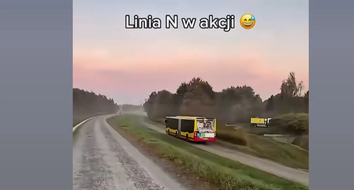 Autobus MPK na polnej drodze wzdłuż wału przeciwpowodziowego. Kierowca linii N tłumaczy pomyłkę