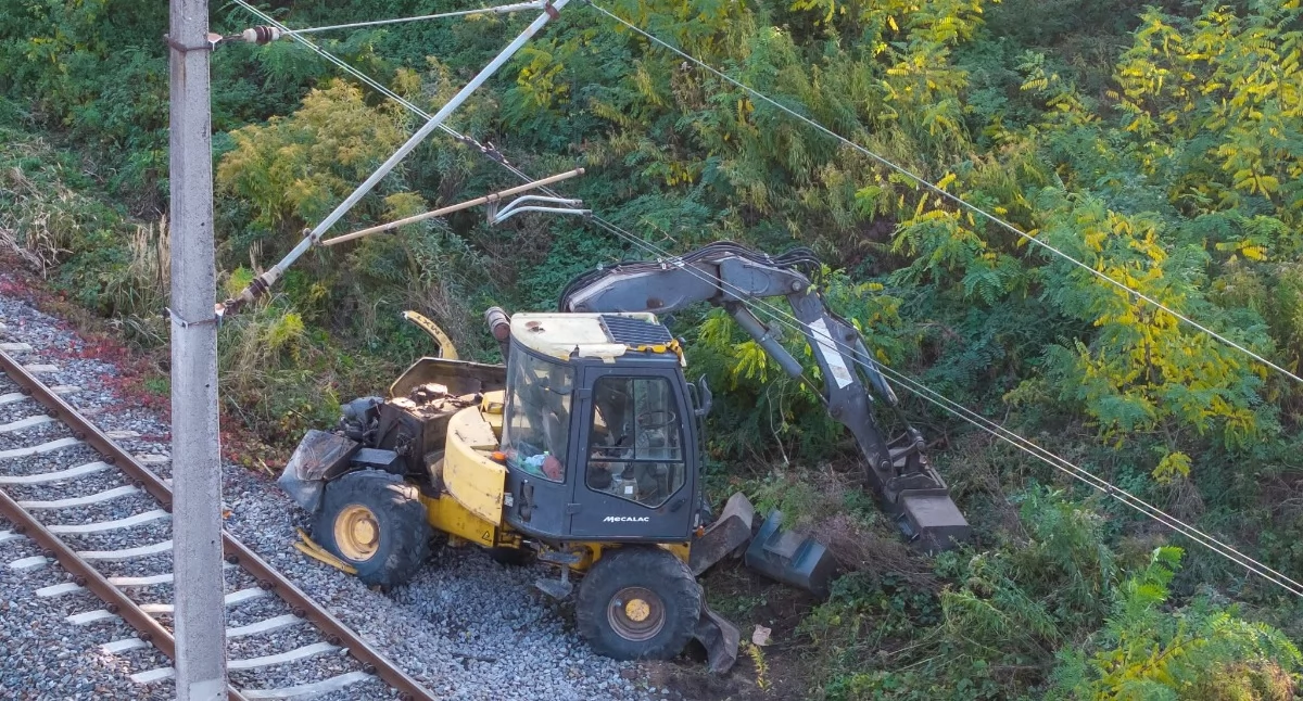 Pociąg uderzył w koparkę na Brochowie we Wrocławiu. Operator oddalił się z miejsca zdarzenia