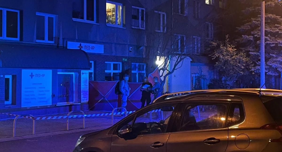 Interwencje, Tragiczne zdarzenie Krynickiej Wrocławiu żyje letni mężczyzna - zdjęcie, fotografia