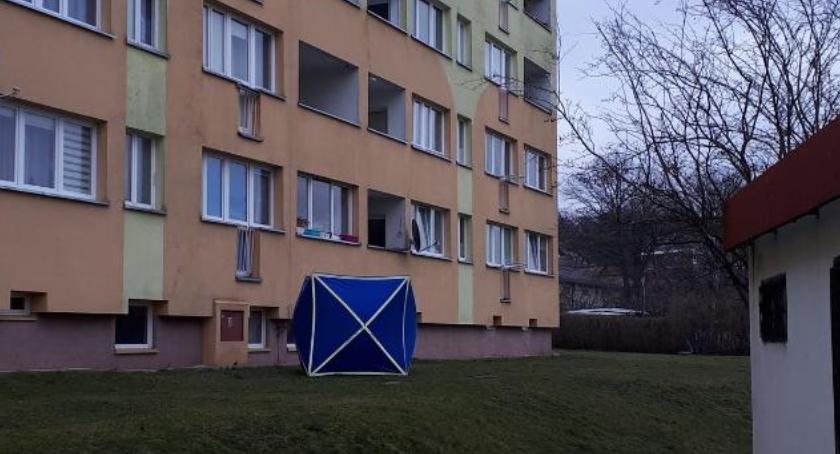 Zwyrodnialec zabił matkę i wyrzucił dziecko przez balkon