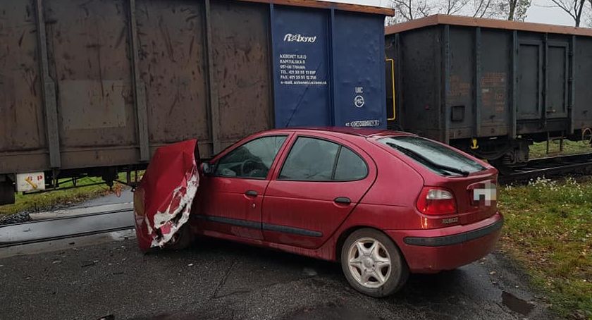 Samochodem pod pociąg. Wypadek pod Wrocławiem.