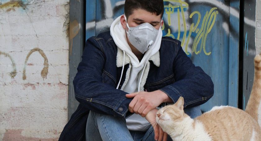 Młody chłopak podczas epidemii