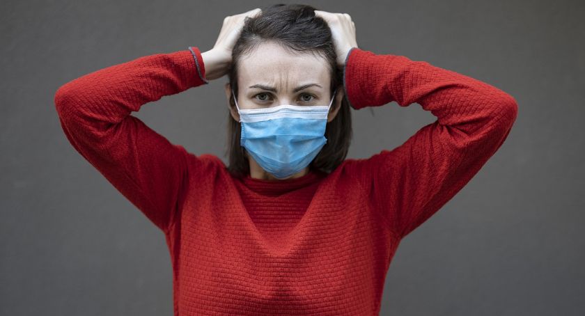Kobieta w maseczce, epidemia