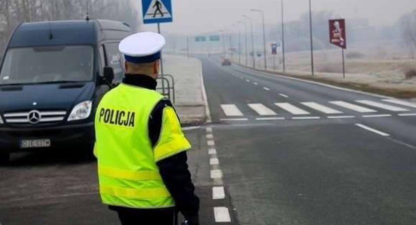 Policjant sprawdzający prędkość