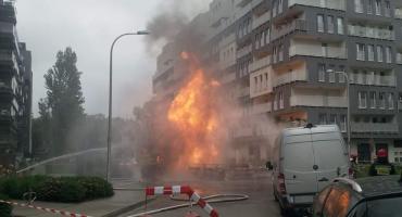 Eksplozja rury z gazem przy ul. Dmowskiego we Wrocławiu. Spłonęła koparka