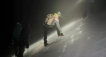 Czeski turysta w sportowym obuwiu utknął na oblodzonym grzbiecie Karkonoszy