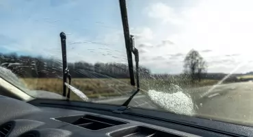 Jakie są oznaki zużytych wycieraczek? Jak zadbać o wycieraczki samochodowe w sezonie jesienno-zimowym?