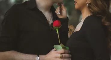 Romantyczne prezenty dla dziewczyny – jak wyrazić uczucia upominkiem?