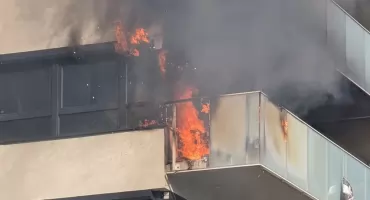 Siedem zastępów straży w akcji. Groźny pożar na balkonie przy ulicy Mieszczańskiej we Wrocławiu. FILM
