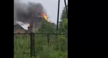 Wybuch butli i pożar domu pod Wrocławiem. Poszkodowany ojciec i syn. Stan jednego z nich jest poważny