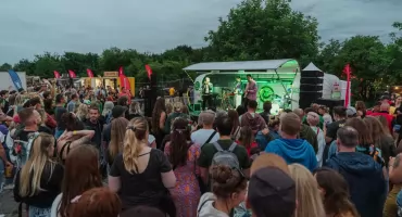 Druga scena na Santander Letnie Brzmienia? Poznaj line-up NEXT FEST Stage we Wrocławiu. To oni zagrają obok Hey, Mroza, Comy i Edyty Bartosiewicz