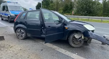 Groźna kolizja na zjeździe z S8 na S5. Auto wpadło w poślizg na substancji ropopochodnej i wjechało w bariery