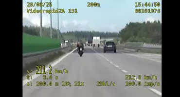 Pędził ponad 210 km/h autostradą A4. Spieszył się do dziewczyny, a skończył z gigantycznym mandatem
