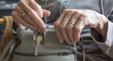 Telefon, strach i duże pieniądze... 68-letnia seniorka oszukana metodą „na wnuczka