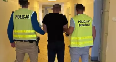 Atak mieczem samurajskim na policjanta w Pieńsku. 43-latek usłyszał zarzuty i trafił do aresztu