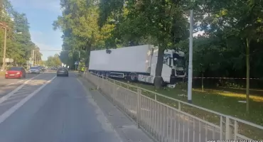 Oleśnica. Kierowca ciężarówki zasłabł za kierownicą. Auto wypadło z drogi i uderzyło w drzewo