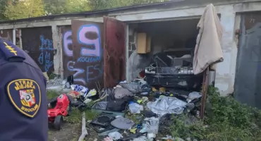 Wrocław. W garażach na Krzykach znaleziono auto skradzione przed czterema laty