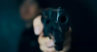 Pijany mężczyzna wyciągnął broń w świeradowskiej restauracji. Jego celem były dwie Ukrainki