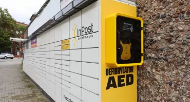Pomoc w zasięgu ręki. Wrocław instaluje AED na paczkomatach
