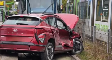 Wrocław. Tramwaj zderzył się z samochodem na Gaju. Były utrudnienia w ruchu