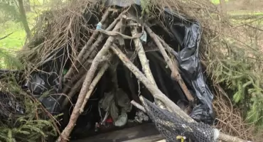 Ukrywał się w lesie przez dwa lata. Podczas interwencji zaatakował funkcjonariuszy nożem