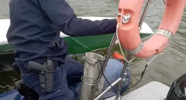 Chwile grozy na Odrze. Policjanci uratowali trzech żeglarzy