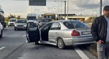 Kolizja na łączniku AOW z S5 w kierunku Poznania. Na jezdnię wyciekło paliwo i olej