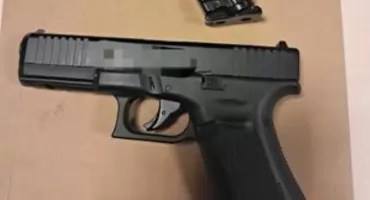 Groził sąsiadowi repliką pistoletu. 51-latek z Oławy zatrzymany przez policję
