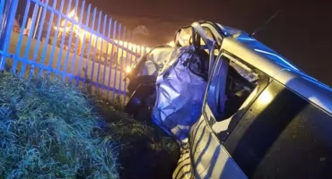 Jelenia Góra. Szalona ucieczka Audi zakończona wypadkiem. Kierowca poszukiwany, z zakazem i przywłaszczonym autem