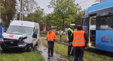 Wykolejenie tramwaju po zderzeniu z busem firmy kurierskiej przy ulicy Krakowskiej. Jedna osoba trafiła do szpitala