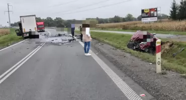 Koszmarny wypadek na WOW. Kierowca osobówki przetransportowany do szpitala