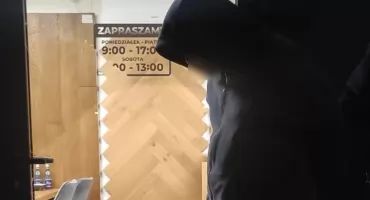 Wybił szybę i wszedł do środka. Pijany mężczyzna wpadł prosto w ręce policjantów