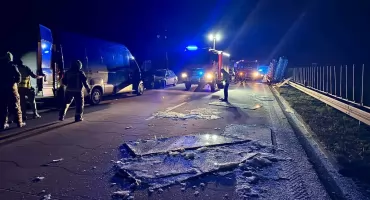 Dramatyczne chwile na A4. Oderwana przyczepa z ładunkiem okien zniszczyła barierki i stanęła na pasie ruchu. O krok od tragedii