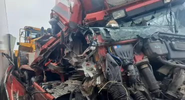 Kabina zmiażdżona po zderzeniu na A4 w kierunku Zgorzelca. Obaj kierowcy mieli ogromne szczęście